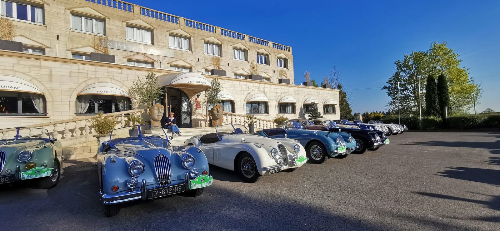Colonne de Jaguar XK120 et XK140 devant l'hôtel
