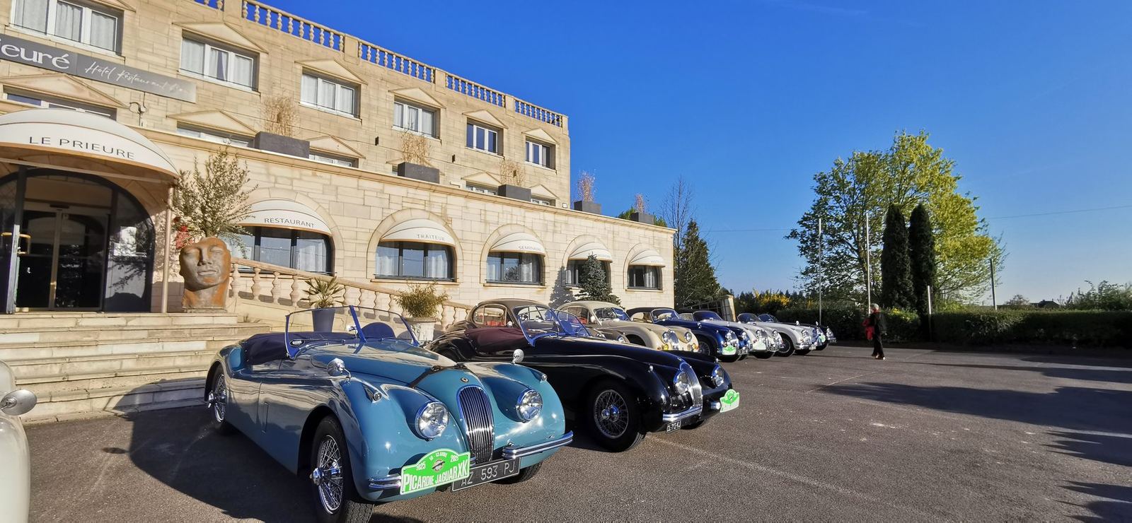 Jaguar XK alignées devant la façade du Prieuré