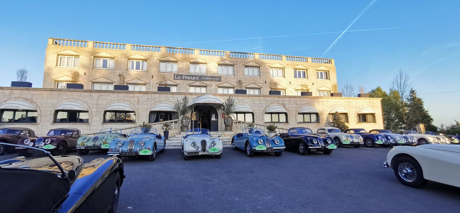 Le parking du Prieuré rempli de Jaguar XK