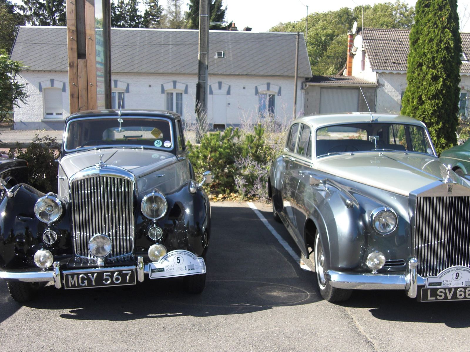 Bentley et Rolls-Royce le long de la façade