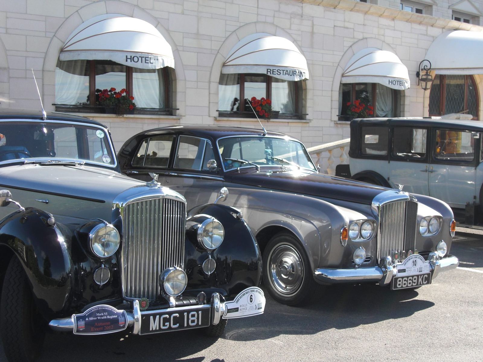 Rolls-Royce et Bentley sur le parking d'honneur