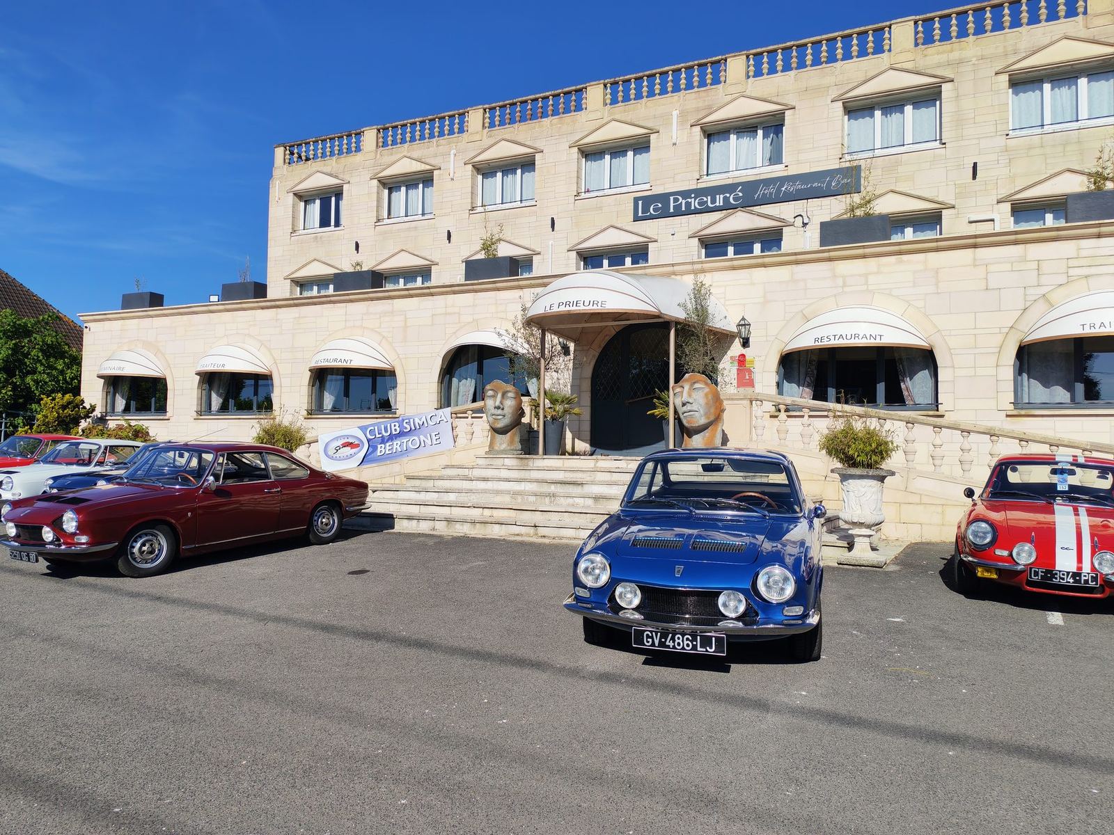 Coupés Simca 1200S Bertone alignés devant l'hôtel