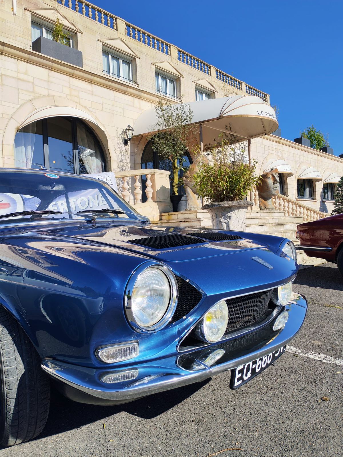Coupé Simca Bertone de face devant l'hôtel
