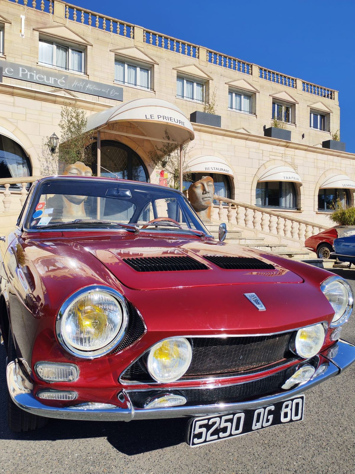 Simca Bertone rouge devant l'entrée